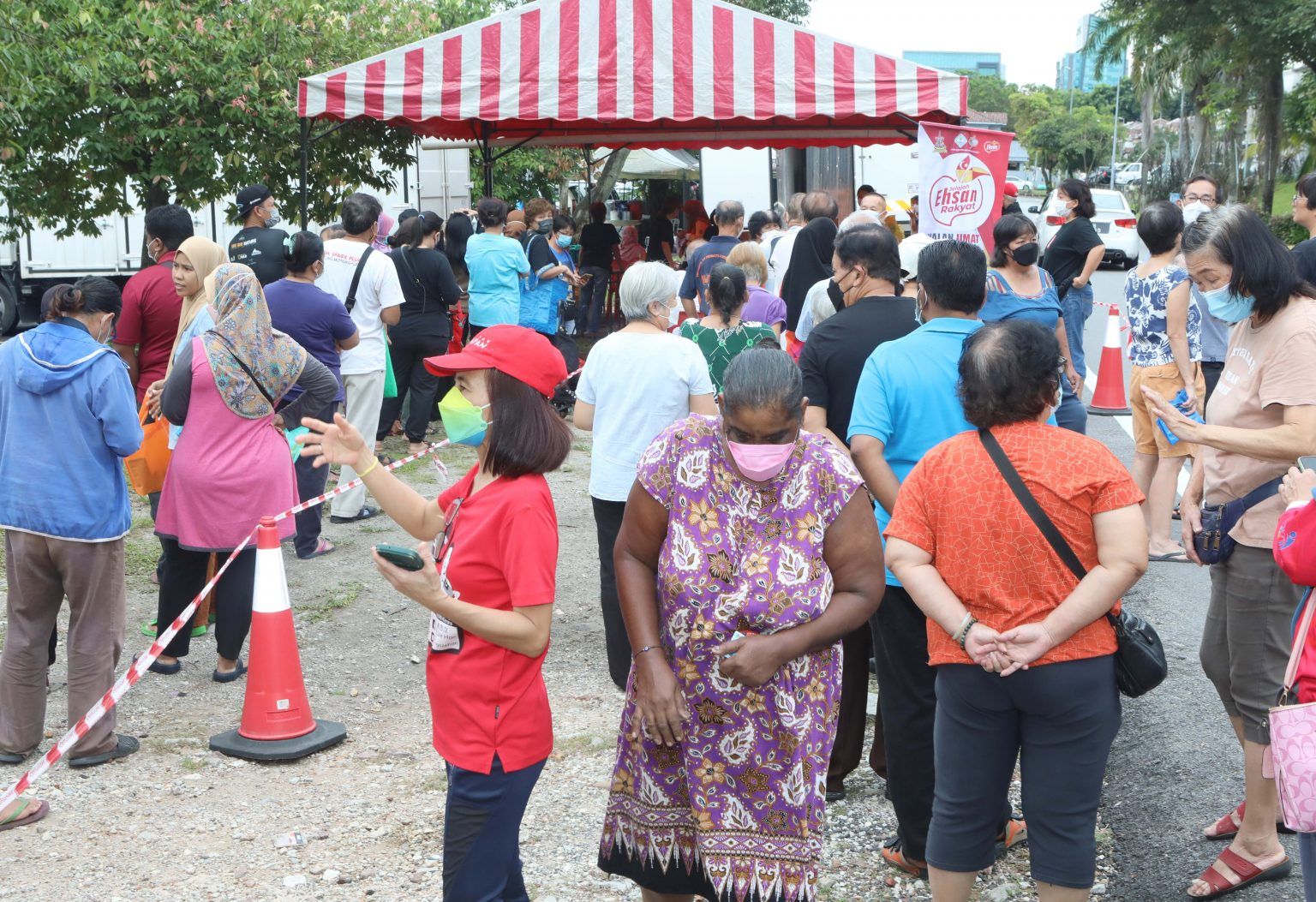 金銮州选区大平买 200托鸡蛋50分钟被抢空