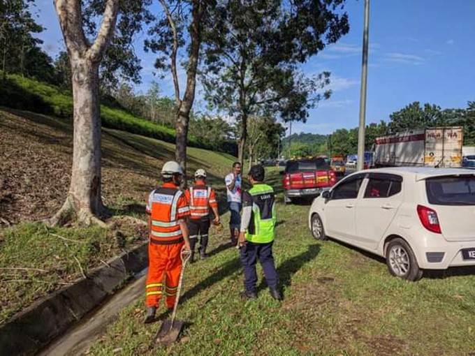Sisa pencemaran pati minyak wangi dikesan, jangka dialir dalam masa empat jam