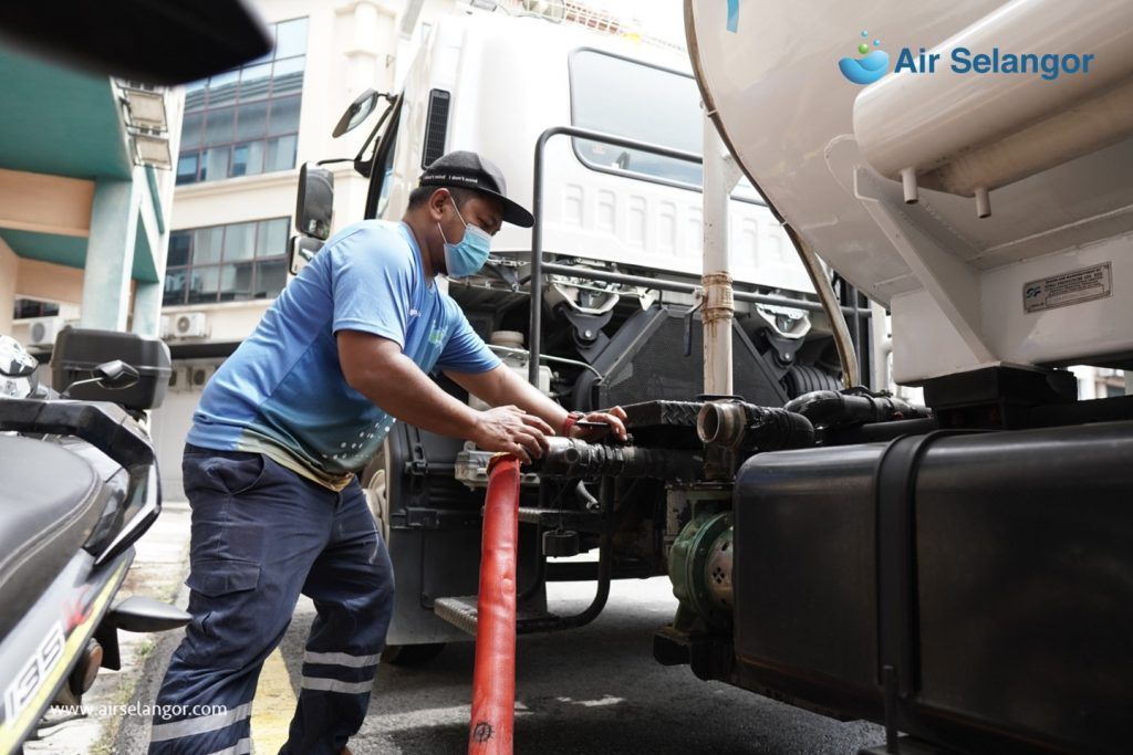 நீர் தூய்மைக்கேட்டுக்கு விபத்துக்குள்ளான லோரியிலிருந்து கசிந்த வாசனை திரவியமே காரணம்- 