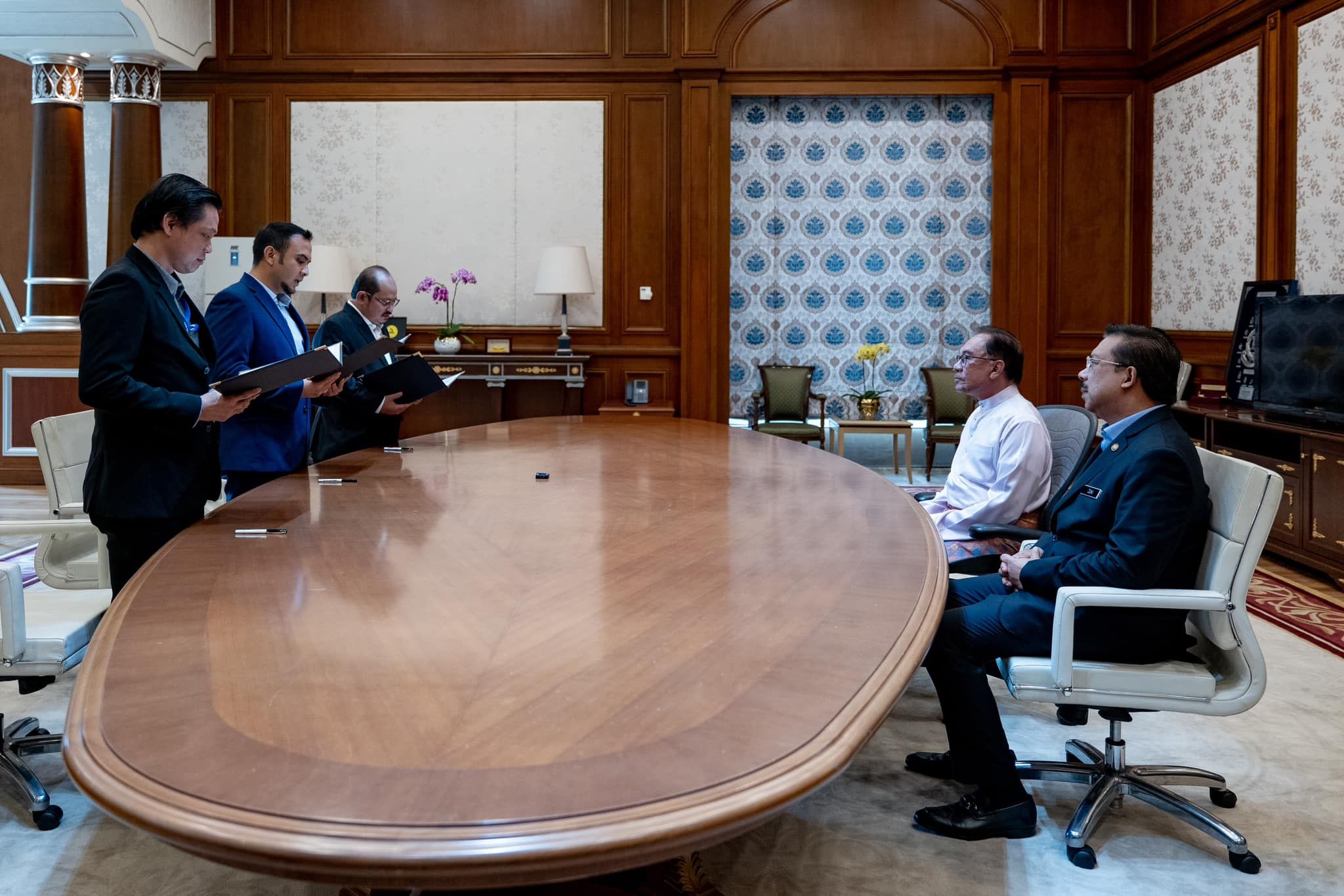 蓝眼前宣传主任三苏依斯干达 宣誓就任首相高级政治秘书