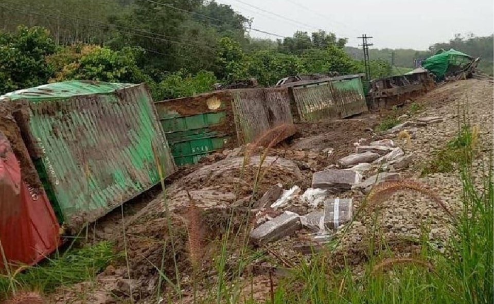 Tren kargo Thailand ke Malaysia tergelincir di Songkhla susulan letupan bom