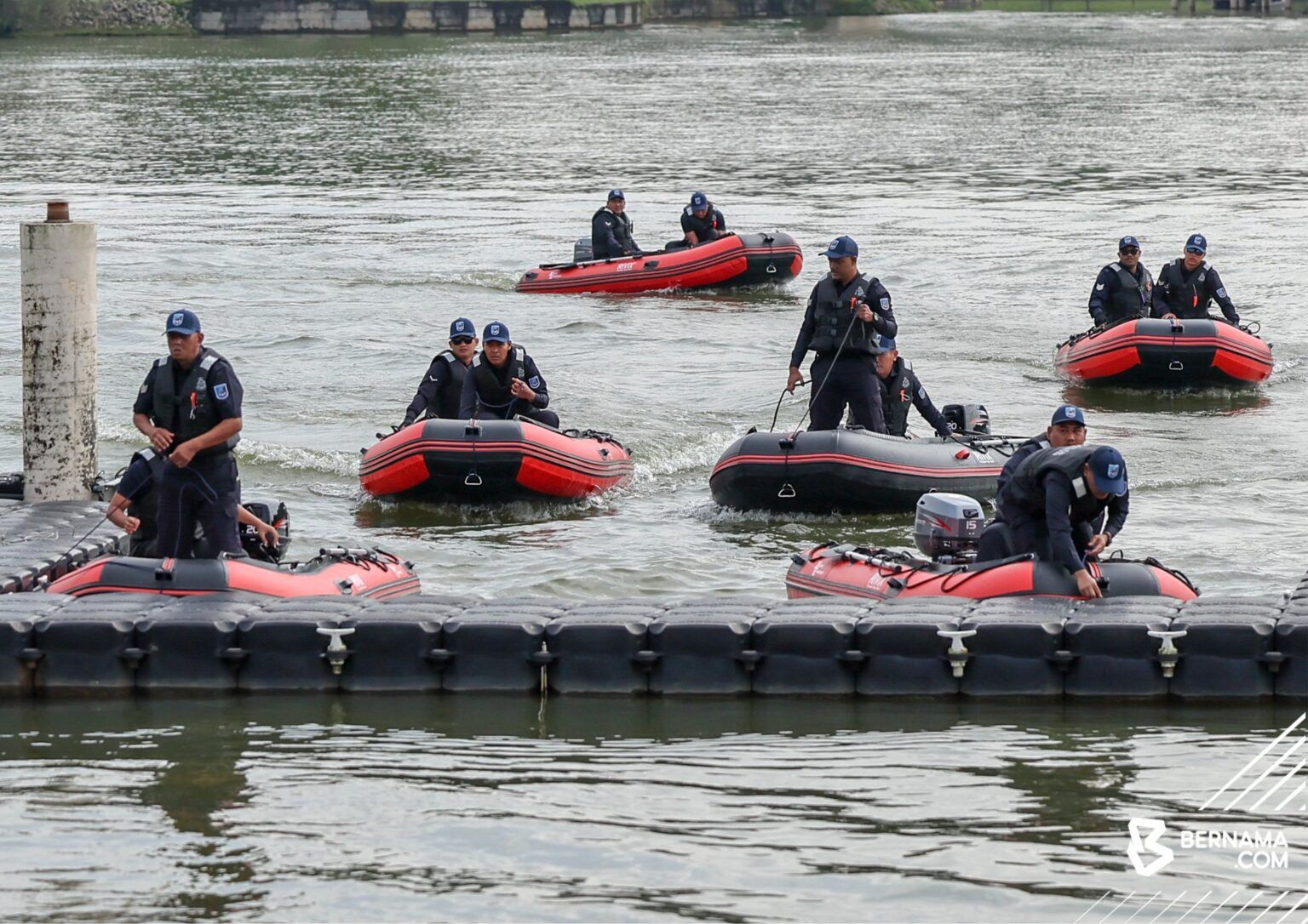 警队获赠30充气船.300救生衣 提升救灾工作