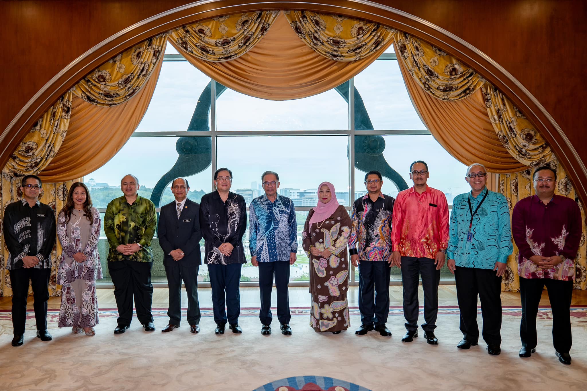 Anwar tells Malaysian diplomats to use fresher approaches to woo foreign investors