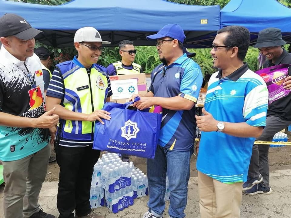 Mais, Yide serah sumbangan makanan kepada petugas lokasi tanah runtuh