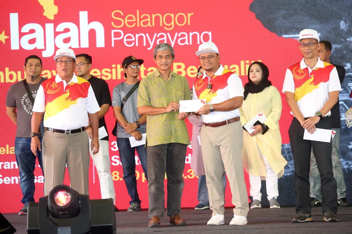 Lagi 50 penduduk Bandar Sungai Buaya terima surat hak milik tanah