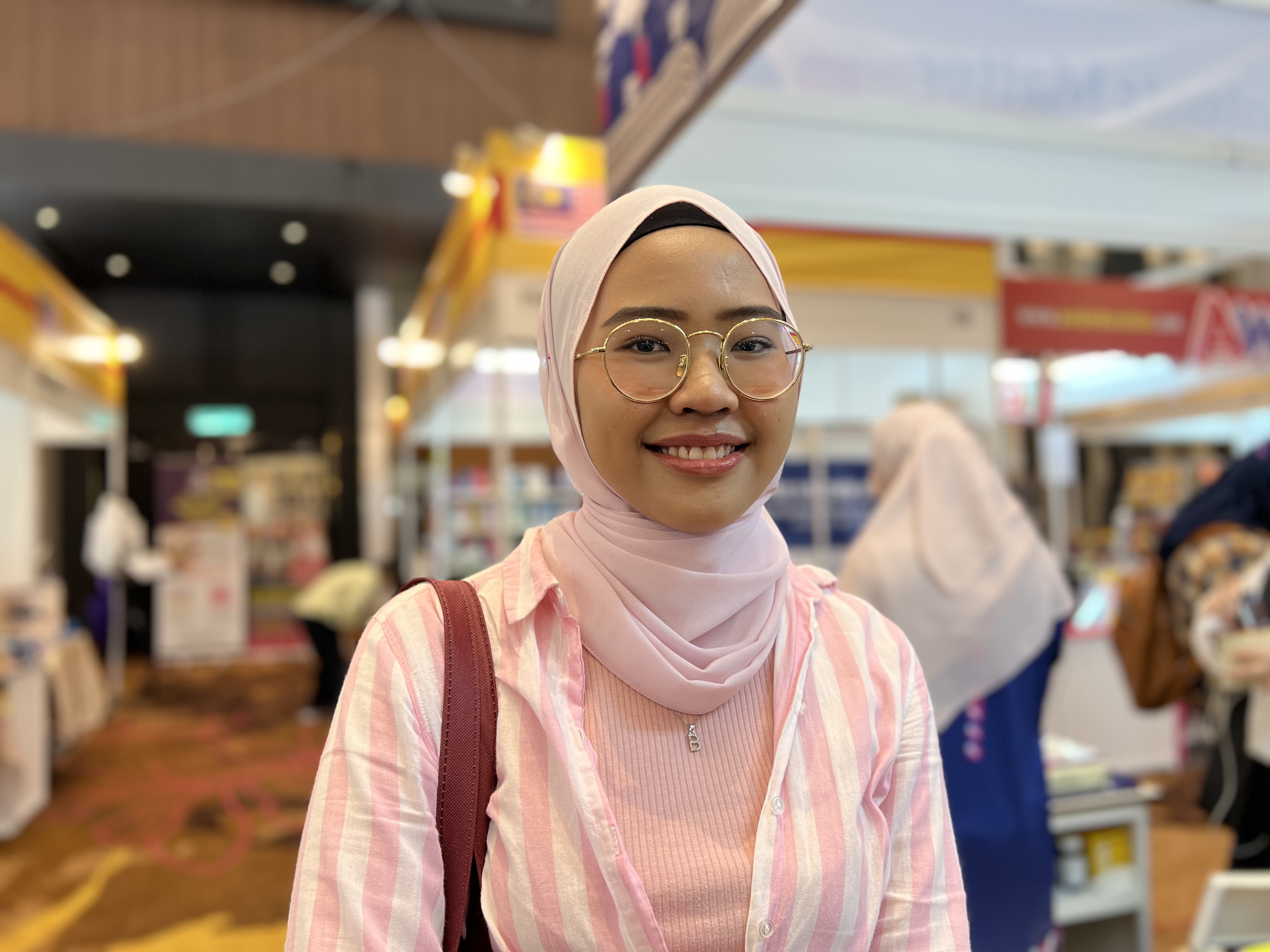 Gadis teruja beli buku sejarah, politik di pesta buku negeri