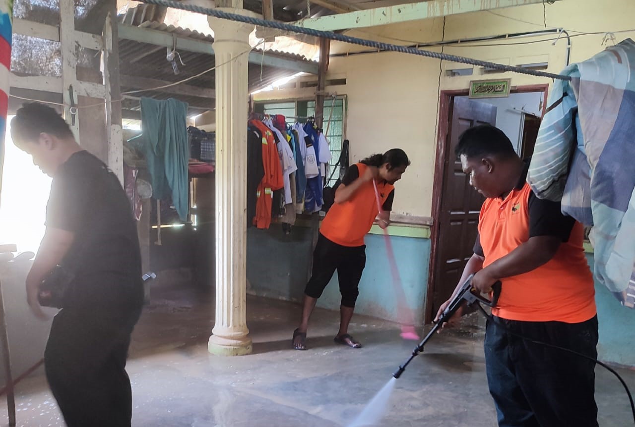 Team Selangor volunteers help clean five flood-affected houses