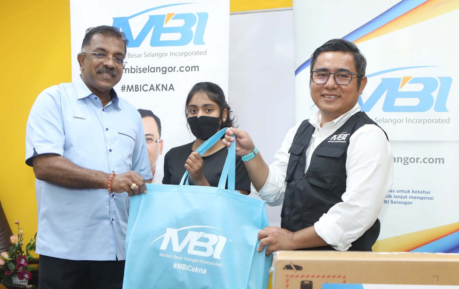 குறைந்த வருமானம் பெறும் குடும்பங்களைச் சேர்ந்த 16 மாணவர்களுக்கு மடிக்கணினிகள் வழங்கப்பட்டன - செந்தோசா மாநிலச் சட்டமன்றம்