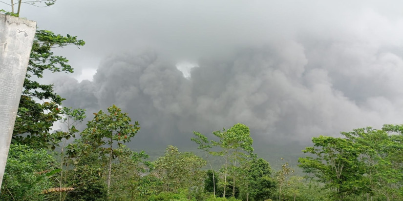 Gunung Semeru di Jawa Timur meletus, hambur debu tebal setinggi 1,000 meter