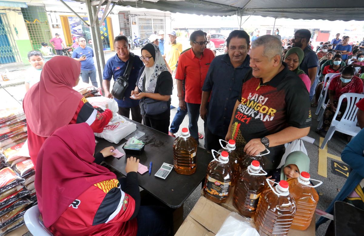 மழையைப் பொருட்படுத்தாமல் மக்கள் சிலாங்கூர் மலிவு விற்பனையில் கலந்து கொண்டனர்