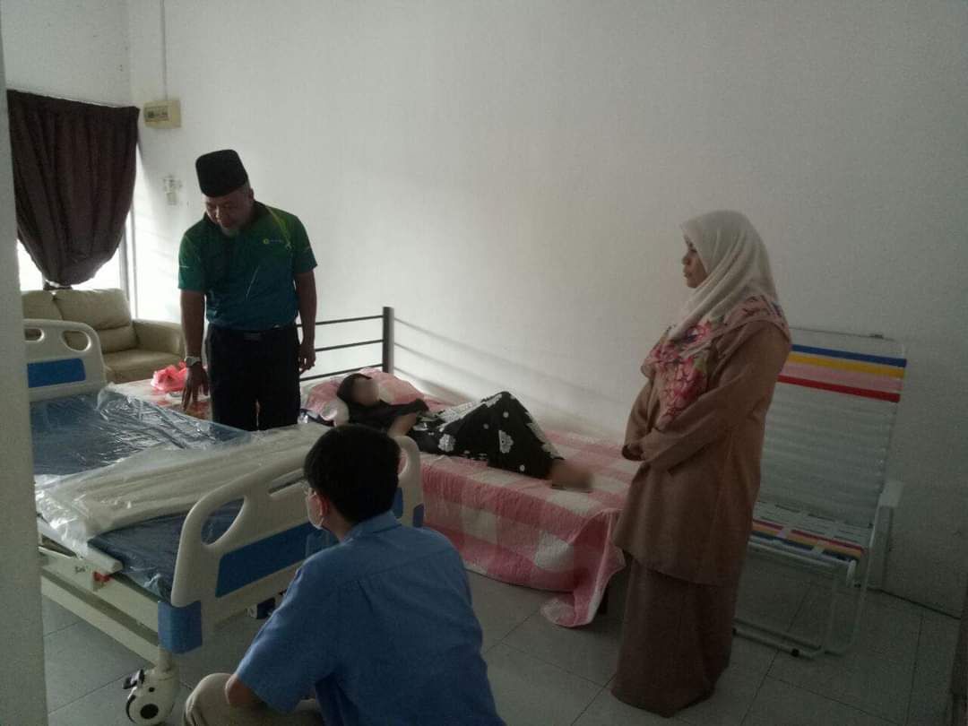 LZS sumbang katil, kerusi roda kepada remaja sakit tulang belakang