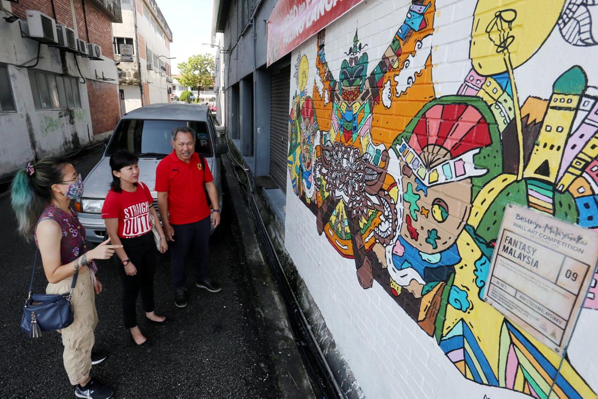 Peniaga dialu-alukan hubungi ADN baik pulih mural luar premis