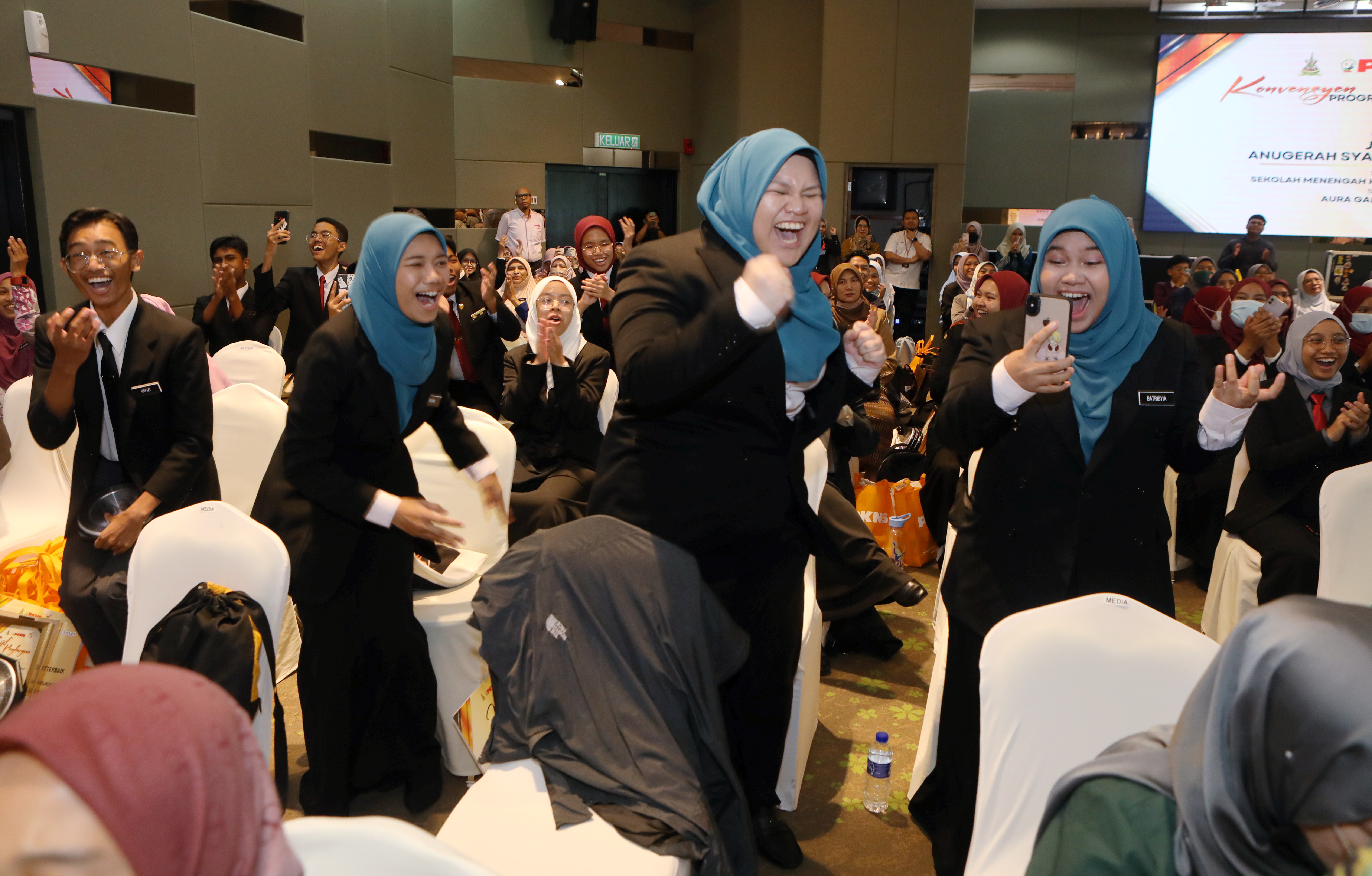 SMK Bukit Gading rangkul enam anugerah program usahawan muda PKNS