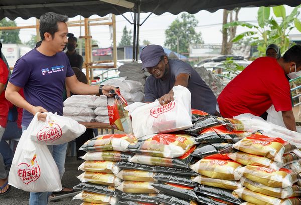 500 ekor ayam, 500 papan telur habis dalam sejam setengah di jualan murah DUN Meru