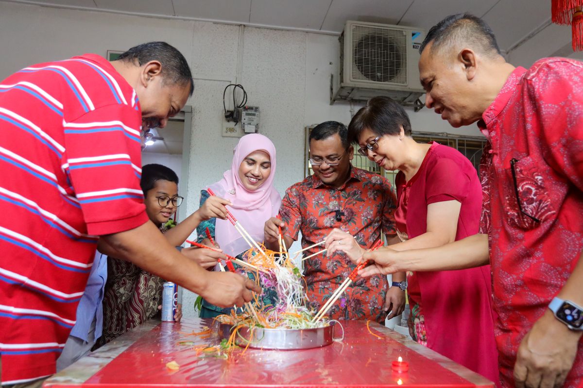 MB, isteri kunjungi masyarakat Tionghoa sempena Tahun Baharu Cina