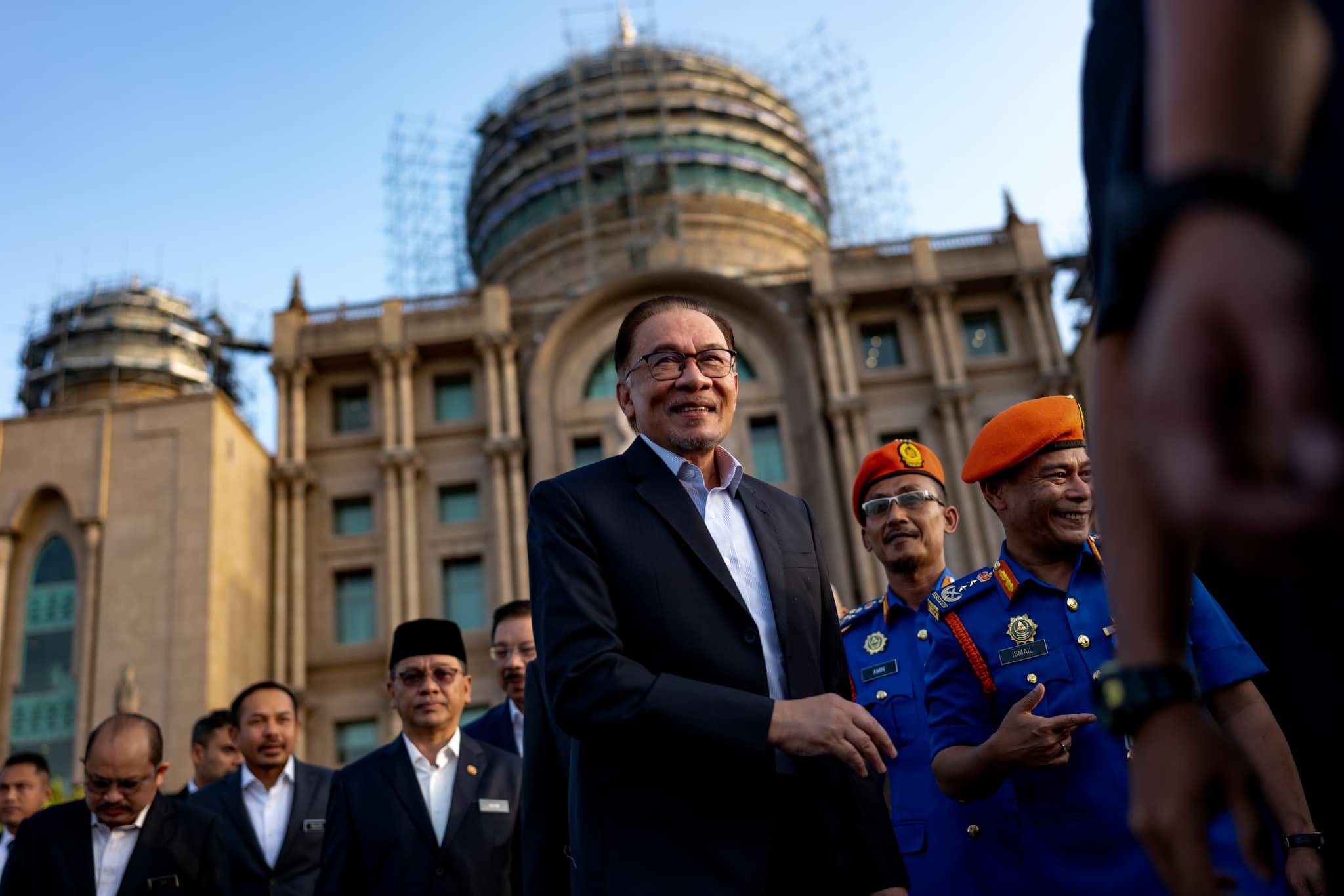 Anwar tiada hajat bina mercu tanda, mahu perkasa PKS dan penjaja