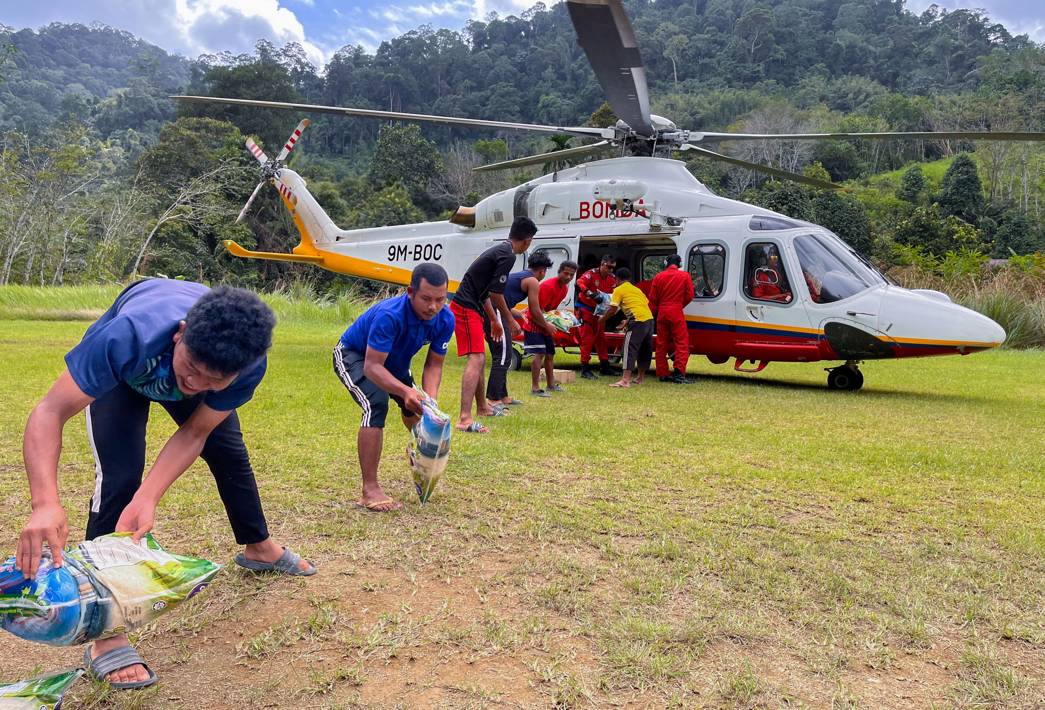 Bomba buat penerbangan ihsan bawa Orang Asli pengsan ke hospital