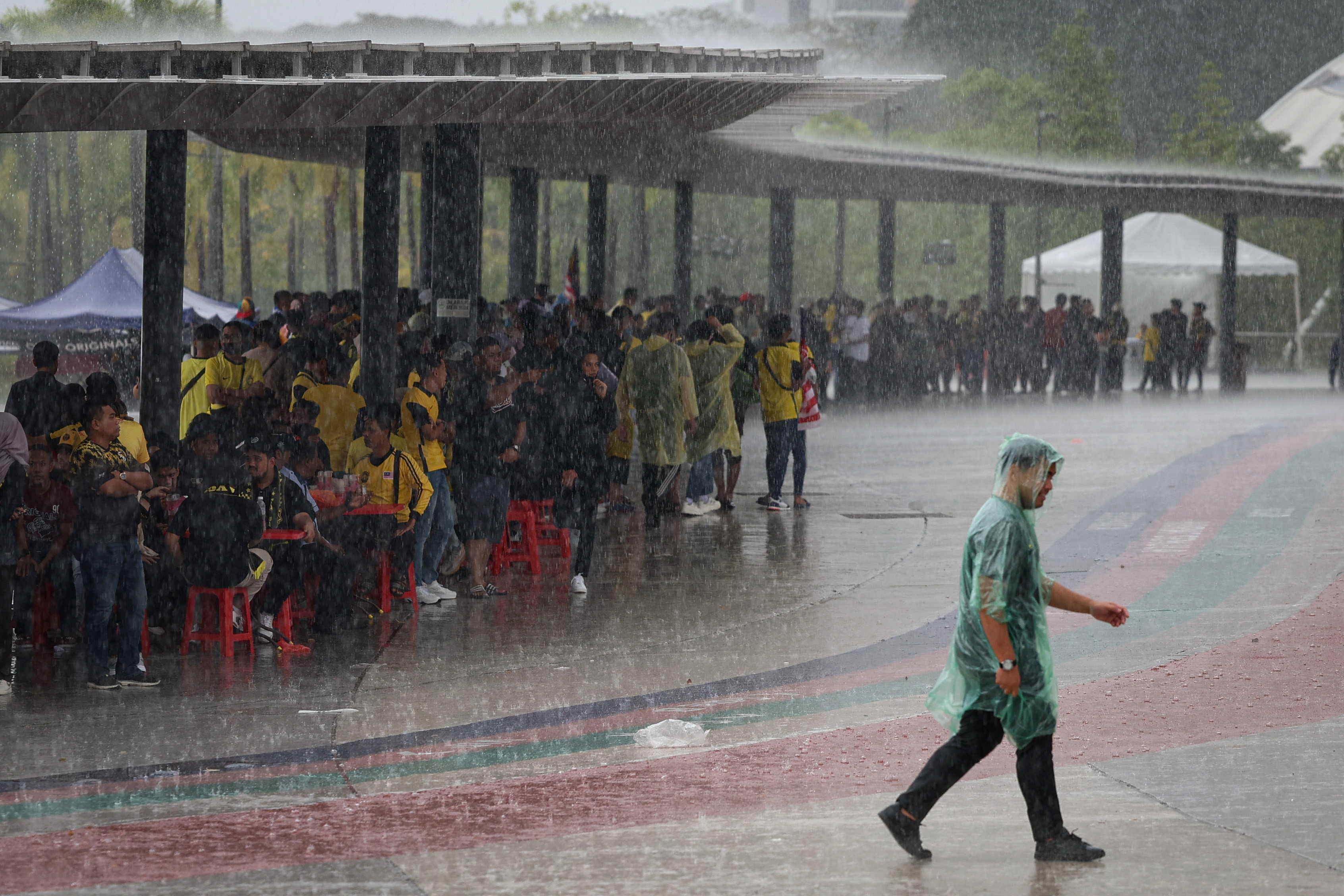 Hujan tidak halang 55,000 penyokong banjiri Bukit Jalil untuk aksi Malaysia-Singapura