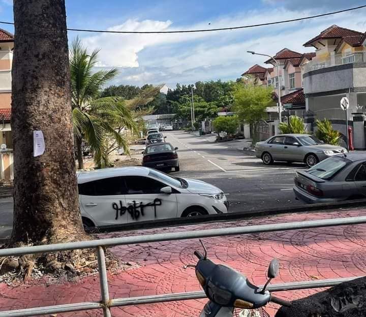 Polis kesan kanak-kanak sembur cat pada kereta guna perkataan jelik
