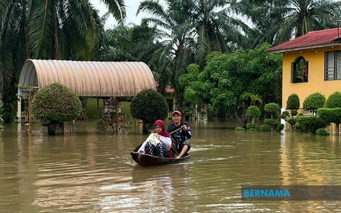 Perahu pusaka jadi kenderaan keluarga termasuk ke sekolah disebabkan banjir