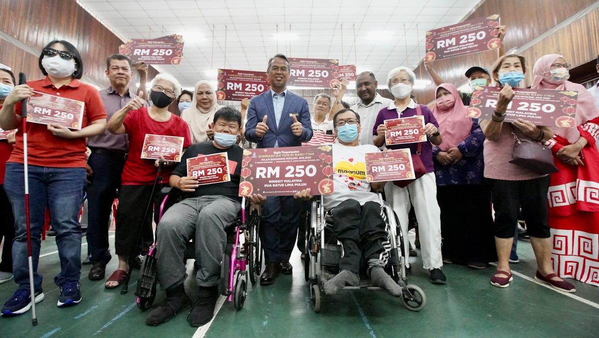 60 keluarga termasuk OKU terima sumbangan Tahun Baharu Cina daripada MBPJ