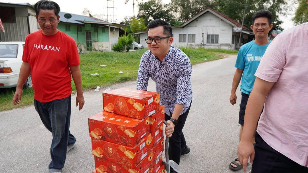 蔡伟杰配合农历新年 施赠低收入家庭食物篮年柑