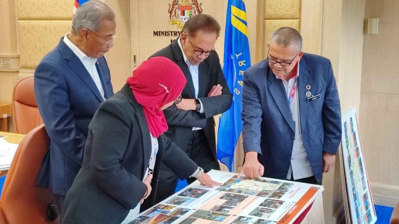 首相会晤隆市长及市政厅代表  讨论提升基建.小贩设施