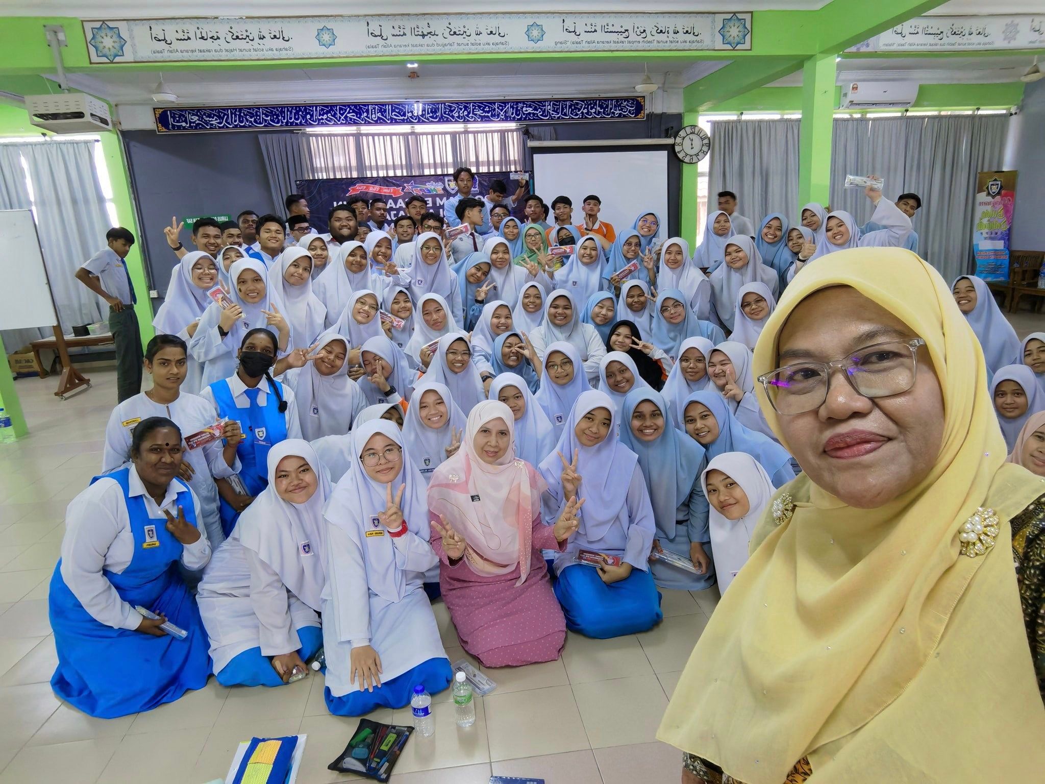 罗查娜派SPM生文具 冀考试顺利