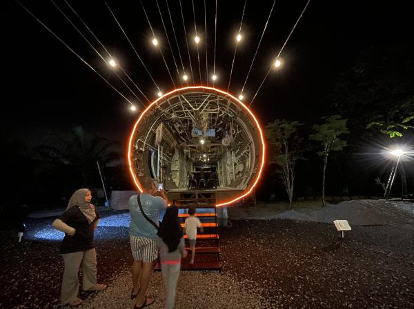 Bekas jurutera belanja RM50,000 ubah suai bangkai pesawat jadi restoran