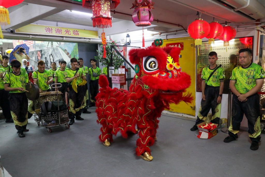 撇开社会刻板印象  巫裔青年习舞狮尊重文化