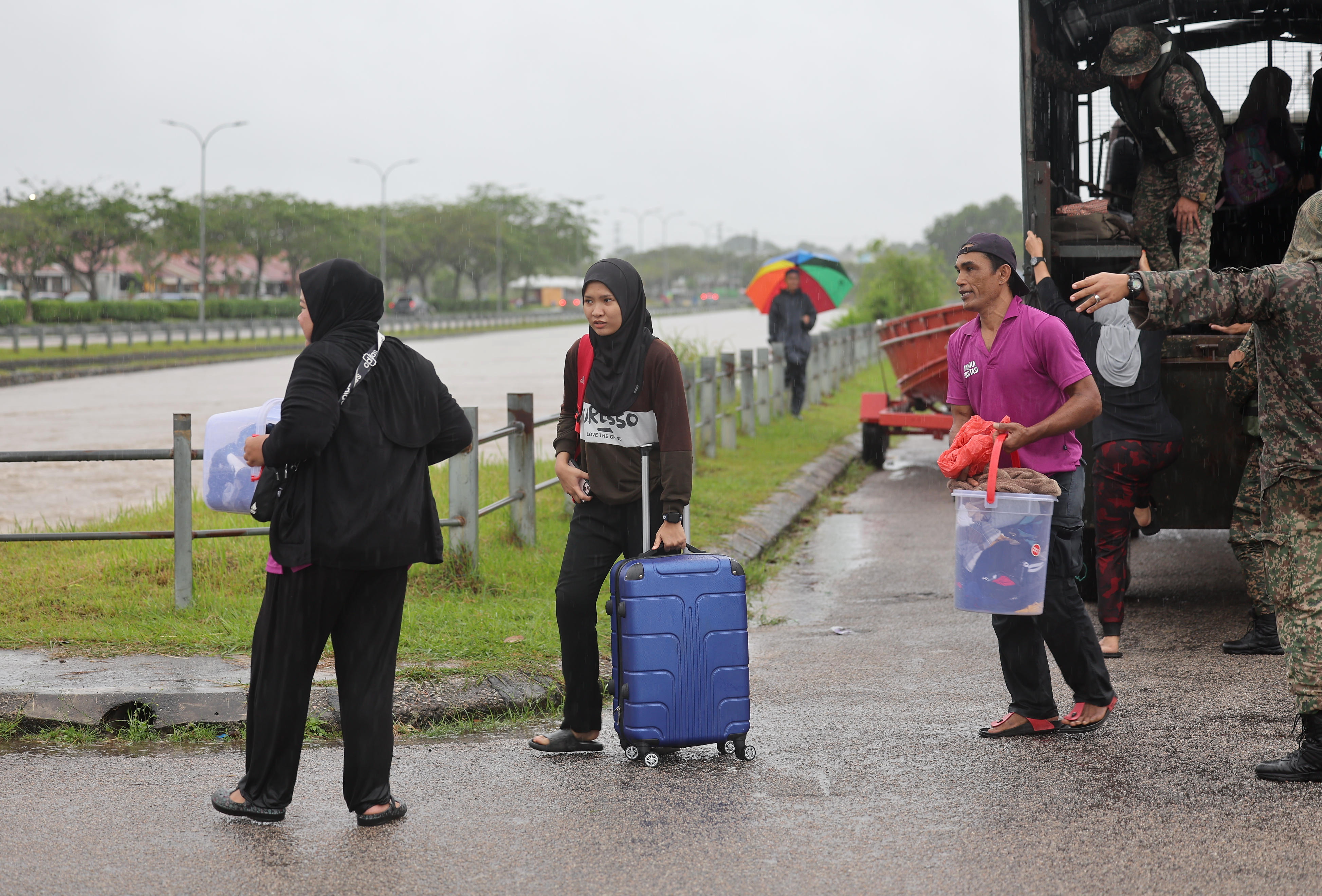 Kerap terjejas banjir, warga emas bawa peti sejuk, mesin basuh ke PPS