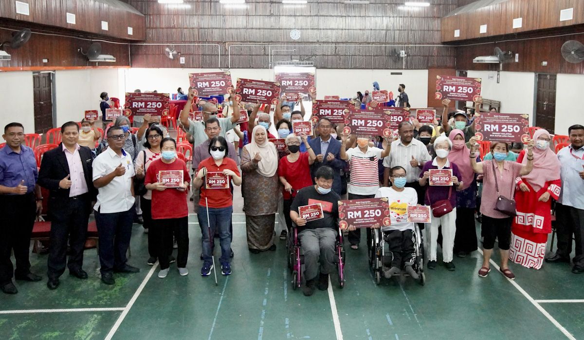 灵市政厅新春施赠60户 受惠者：社会未遗弃我们