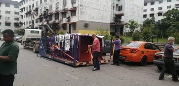 Agih tong sampah sempena sambutan ulang tahun pertama perbandaran MPHS