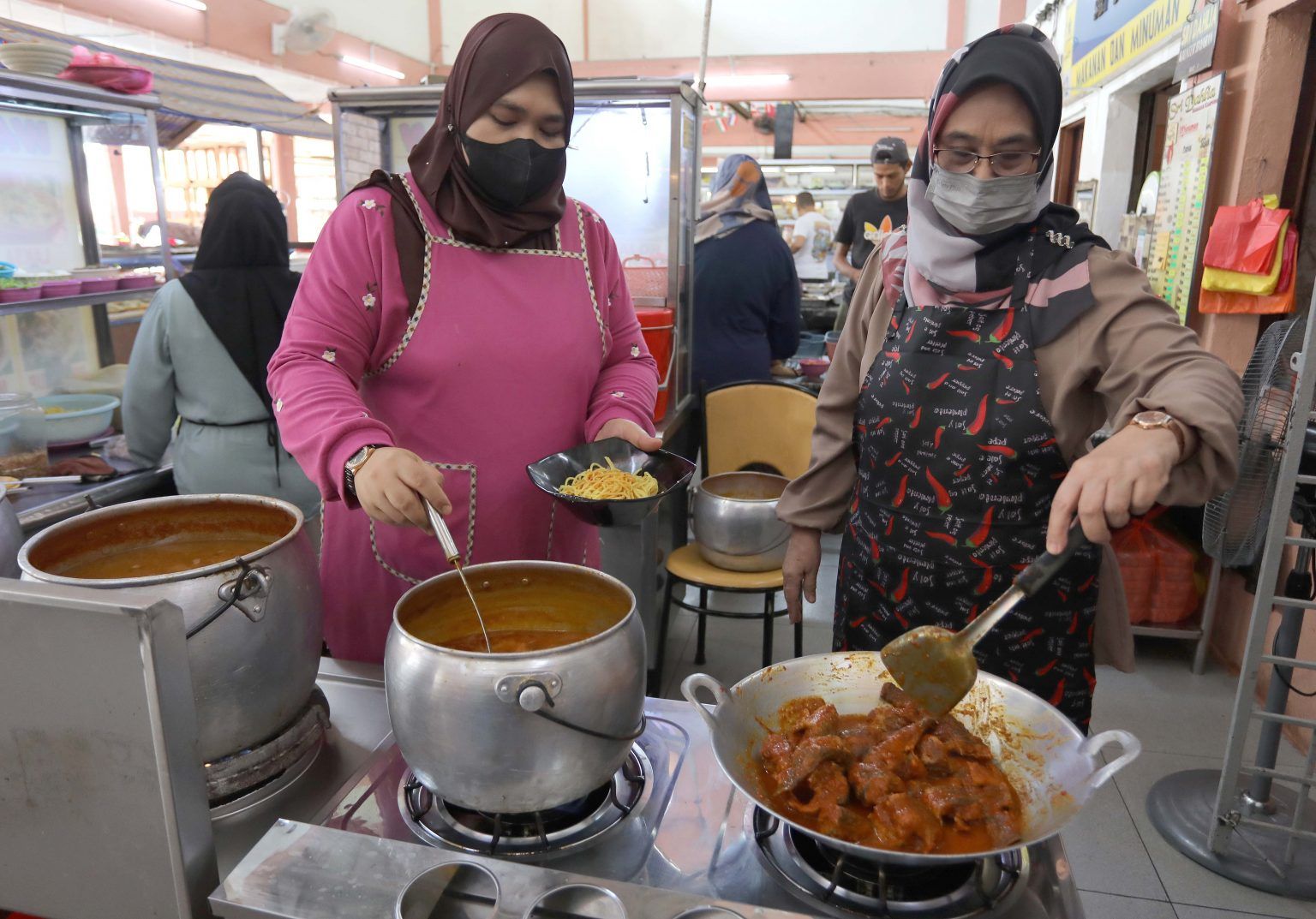 食肆业者若重犯没戴口罩 灵市政厅当场开罚单