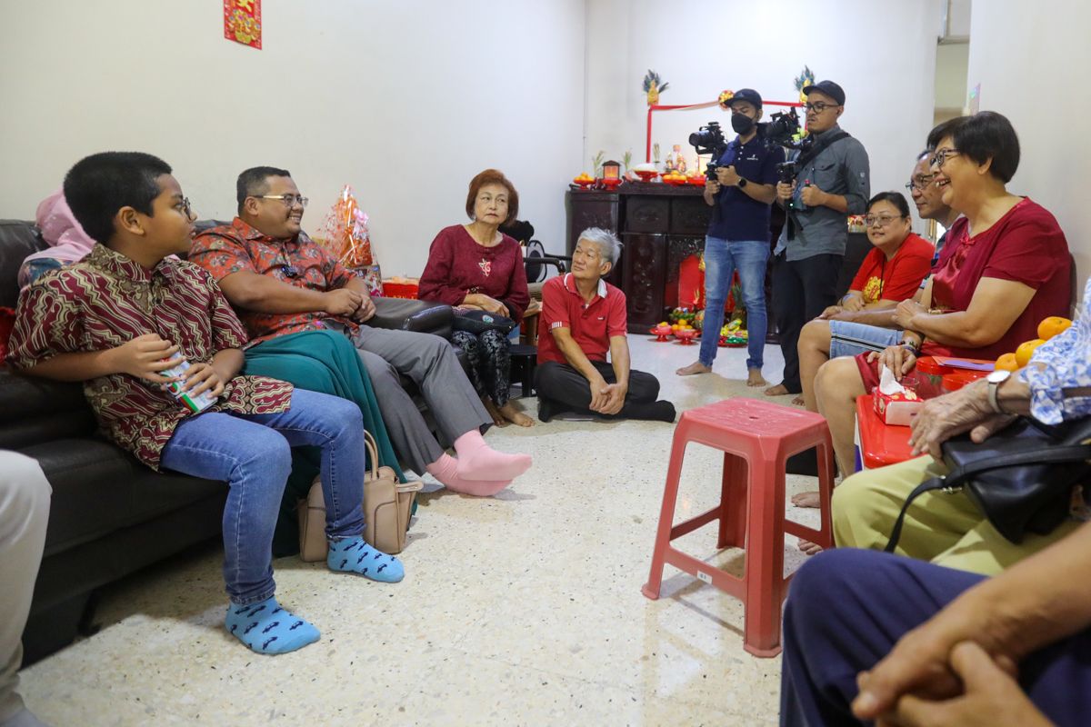 阿米鲁丁新春上门拜年  欣慰各族体现团结精神