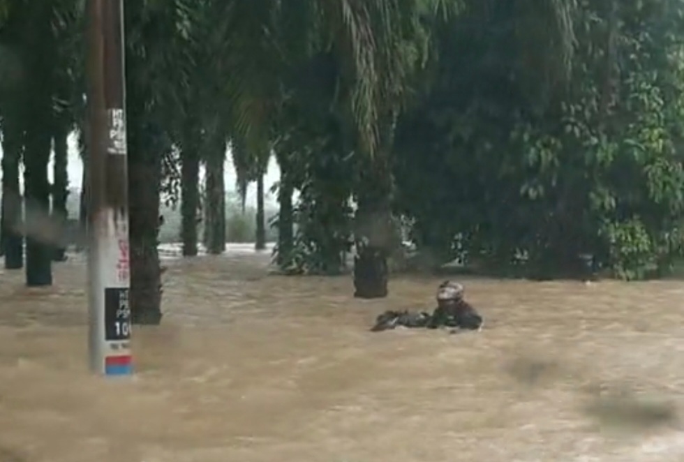 Hampir 14,000 mangsa banjir tiga negeri berlindung di pusat pemindahan