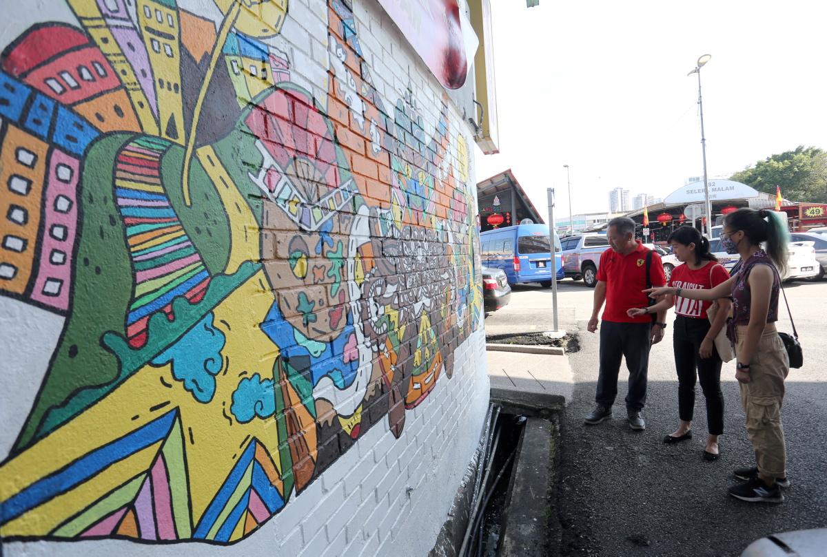 Sentuhan Silly jadikan lukisan mural pudar kembali menarik, ceria