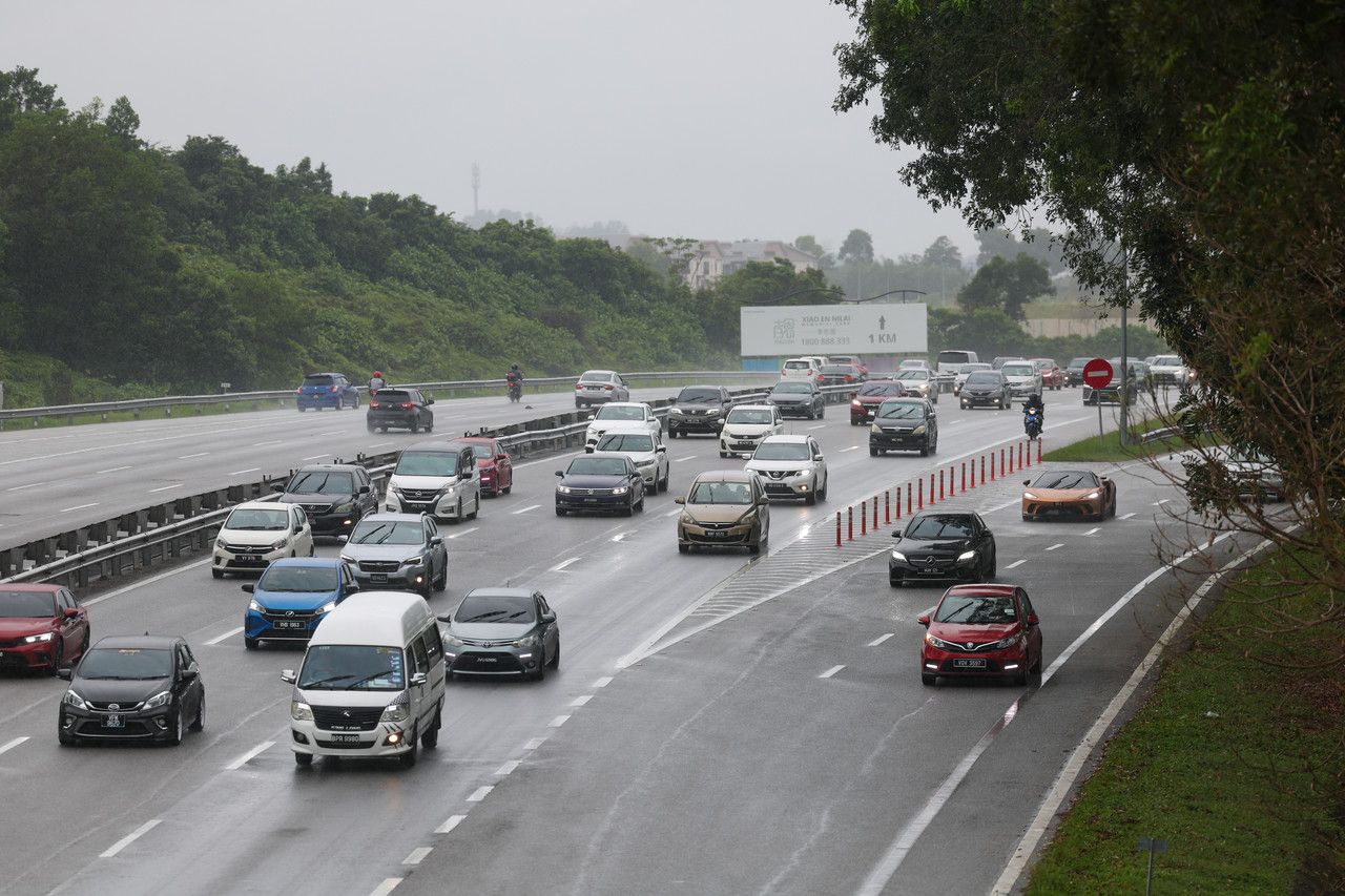 陆交局出动无人机 开斋节期间监督路况