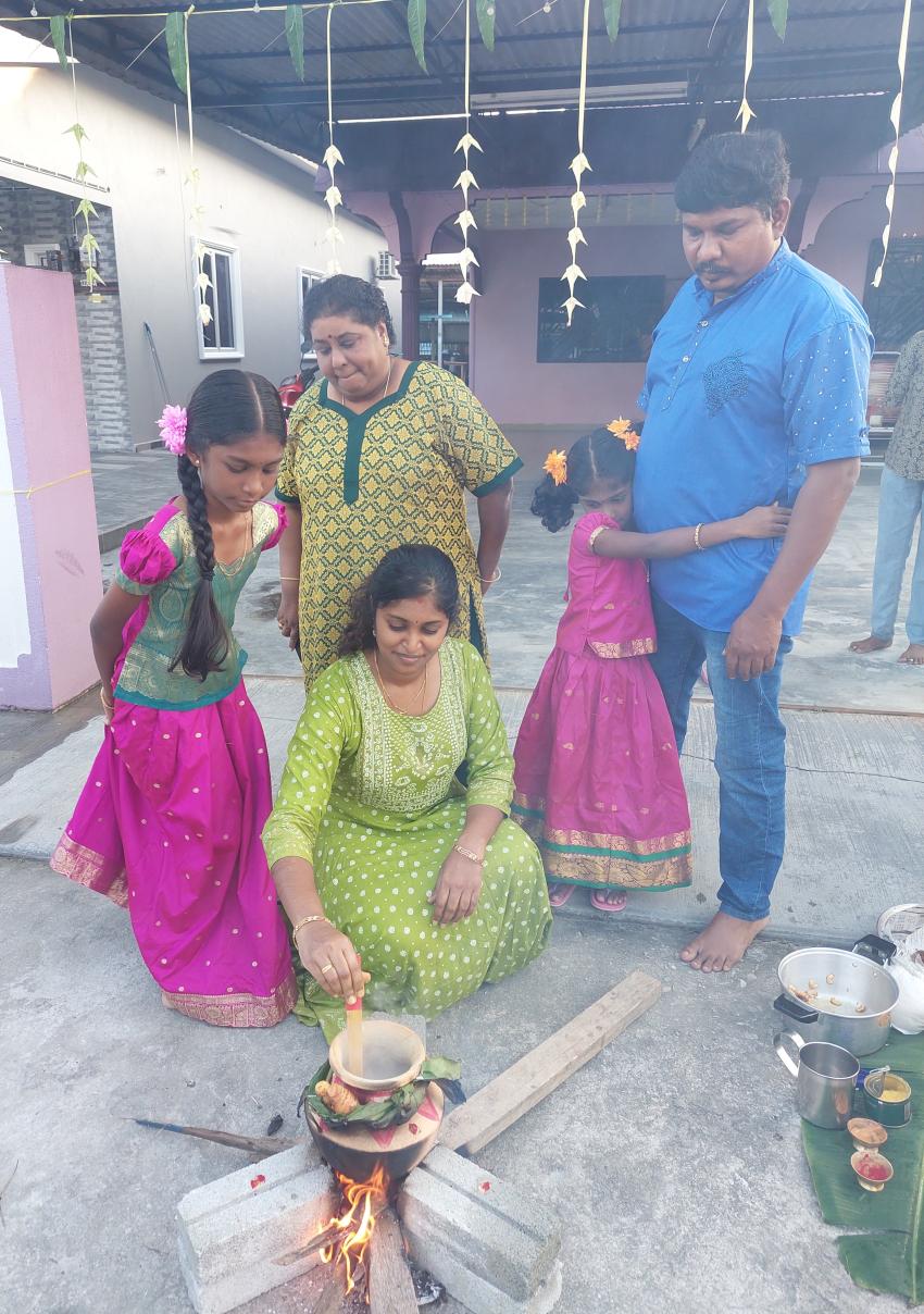 இன்று வீடுகள்தோறும் குதூகலப் பொங்கல் கொண்டாட்டம்- ஆலயங்களில் சிறப்பு வழிபாடு