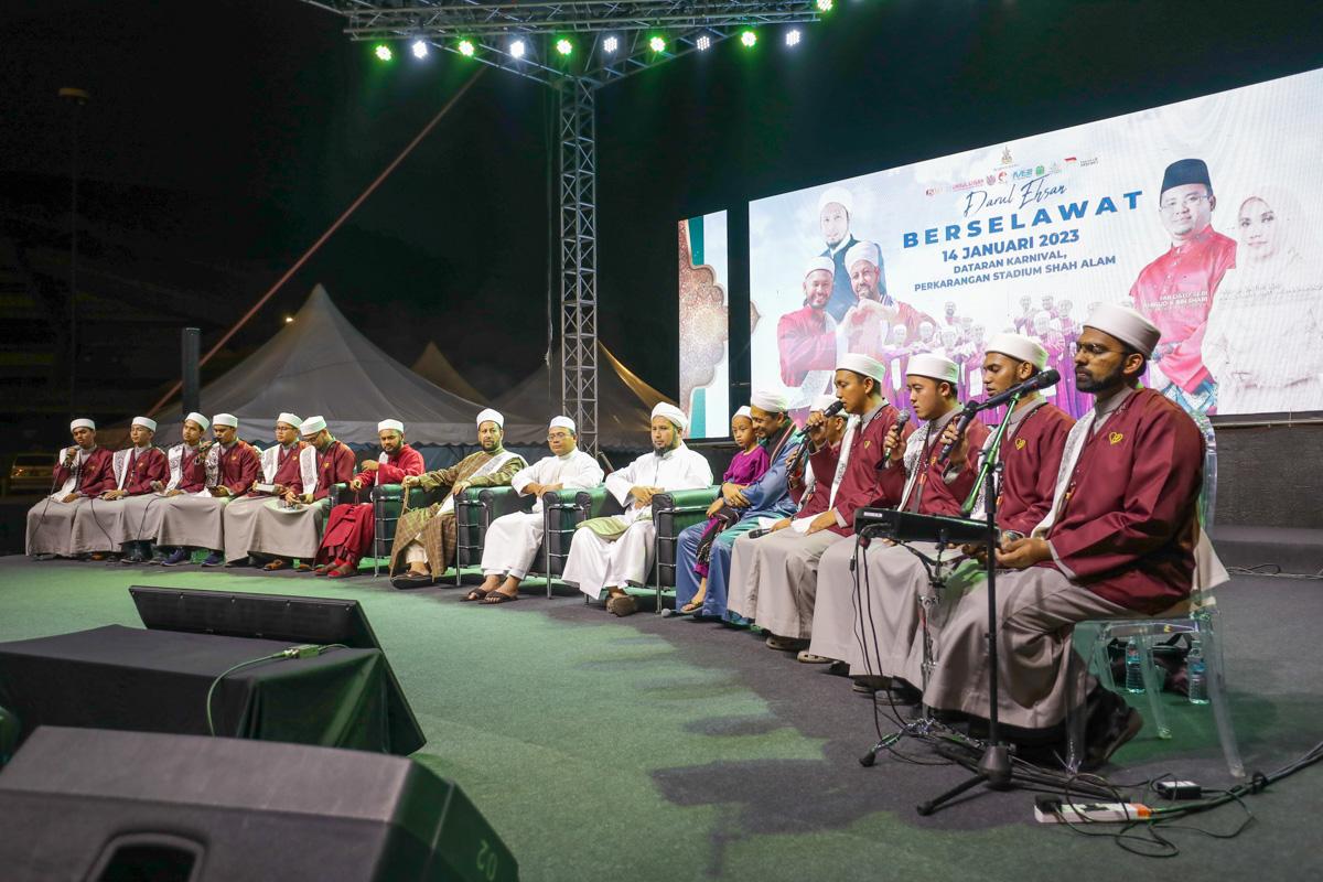MB bersama 10,000 umat Islam meriahkan Darul Ehsan Berselawat