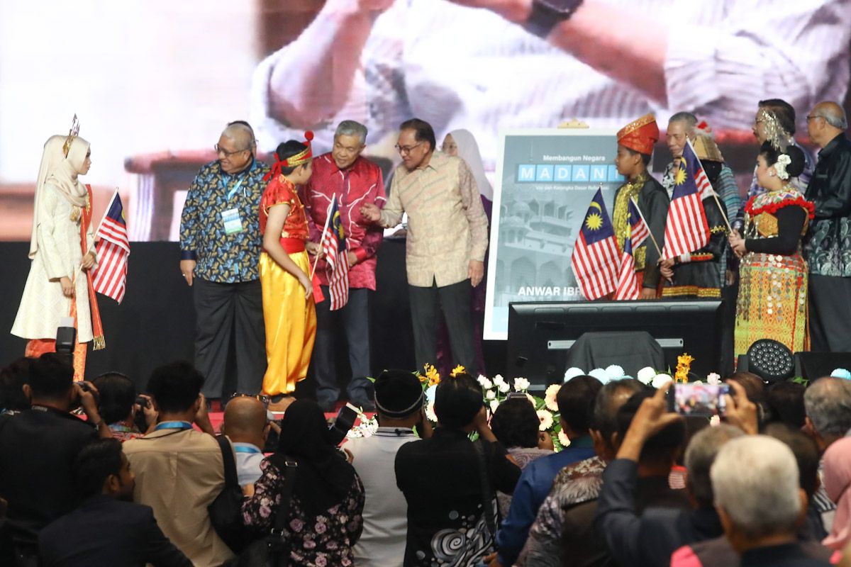 Kerajaan tekad struktur semula ekonomi negara, basmi kemiskinan antara keutamaan