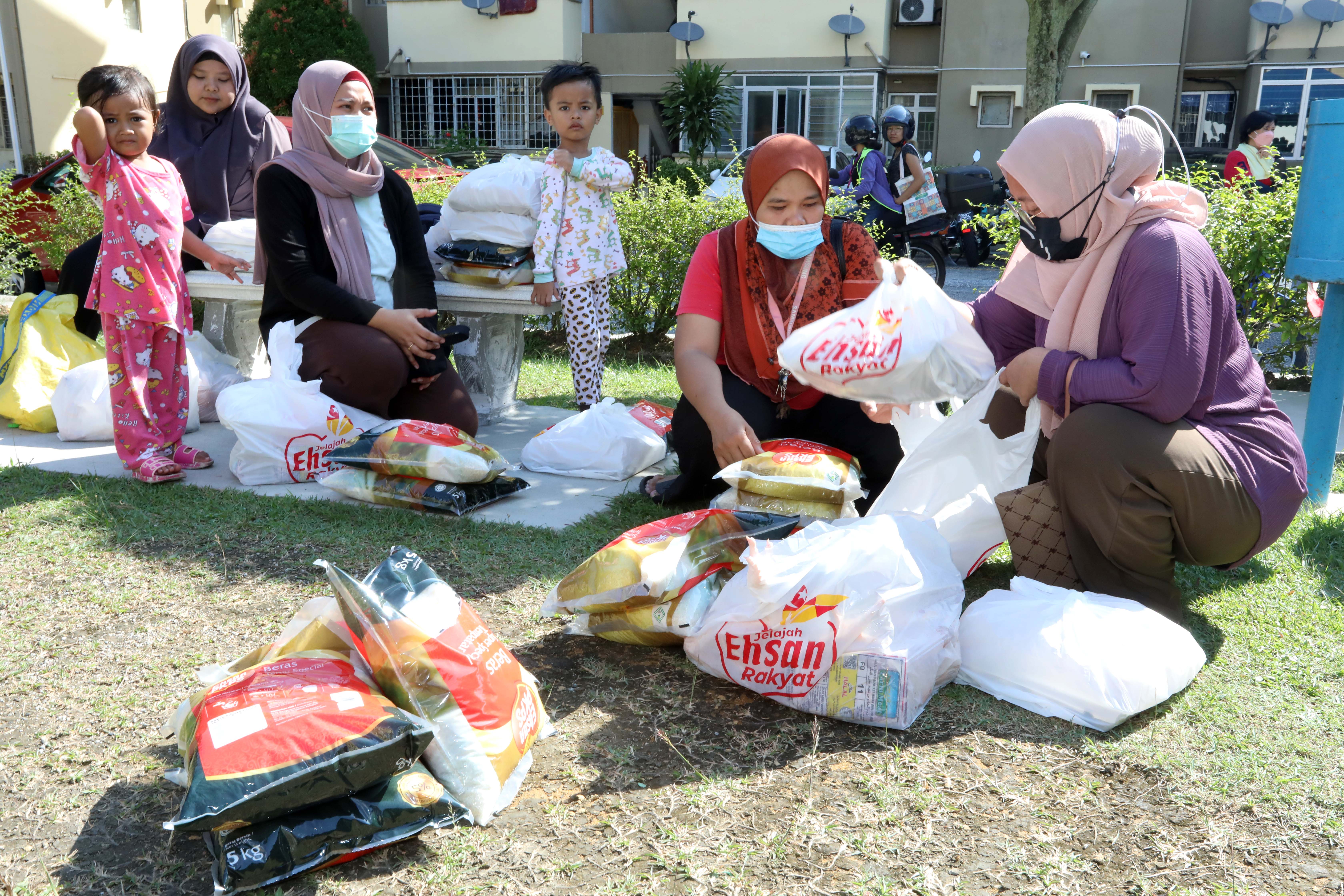 Ramai tunggu jualan murah, sanggup datang dari jauh dapatkan barang dapur
