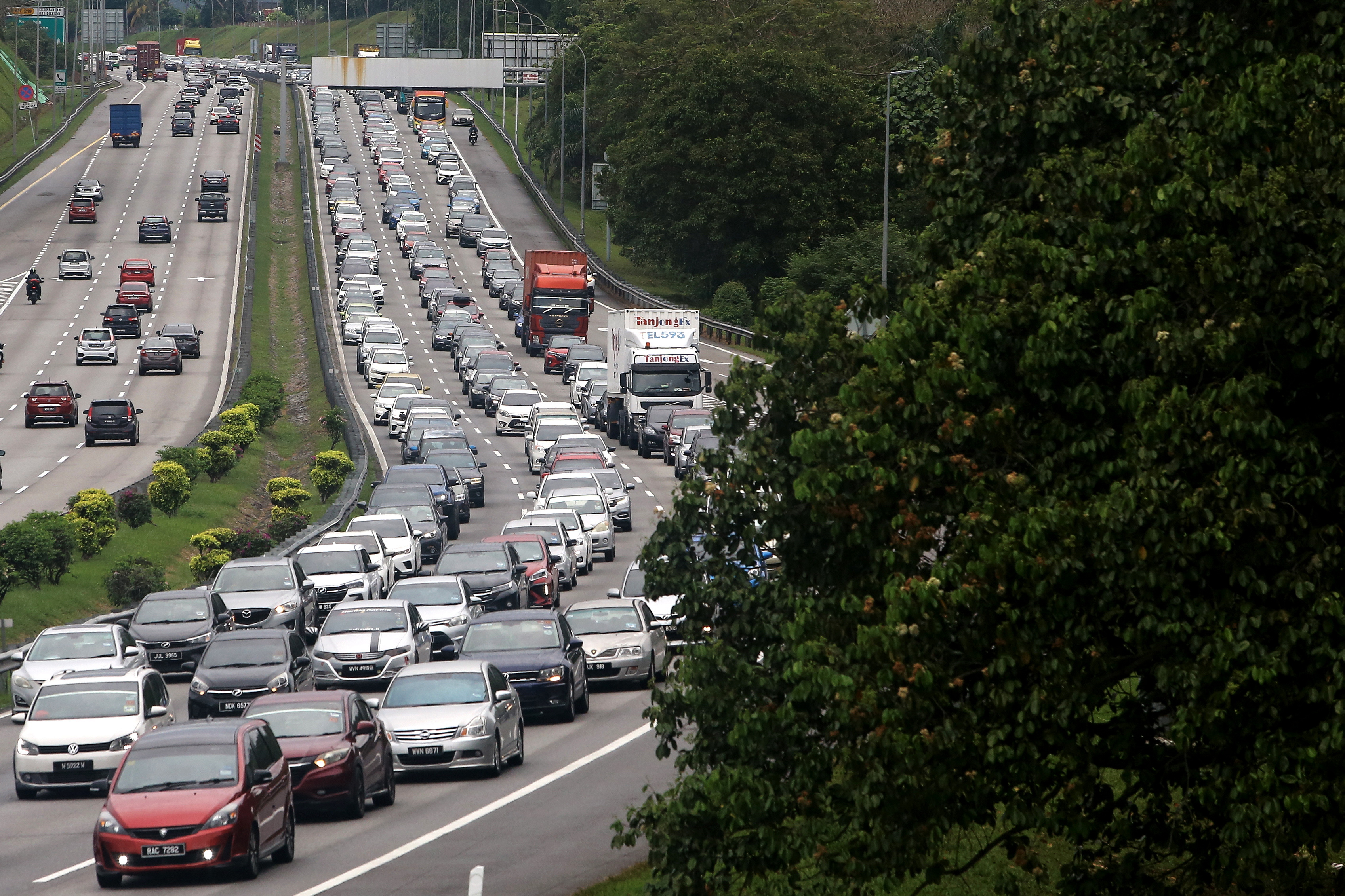 Trafik lebuh raya utama negara dijangka sesak mulai tengah hari