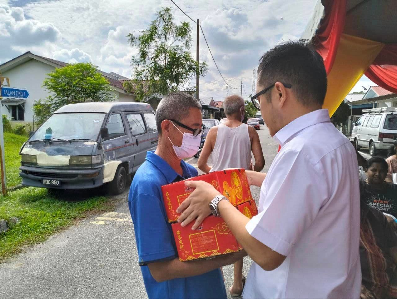 200 warga Tionghoa B40 DUN Rawang terima bakul makanan sempena Tahun Baharu Cina