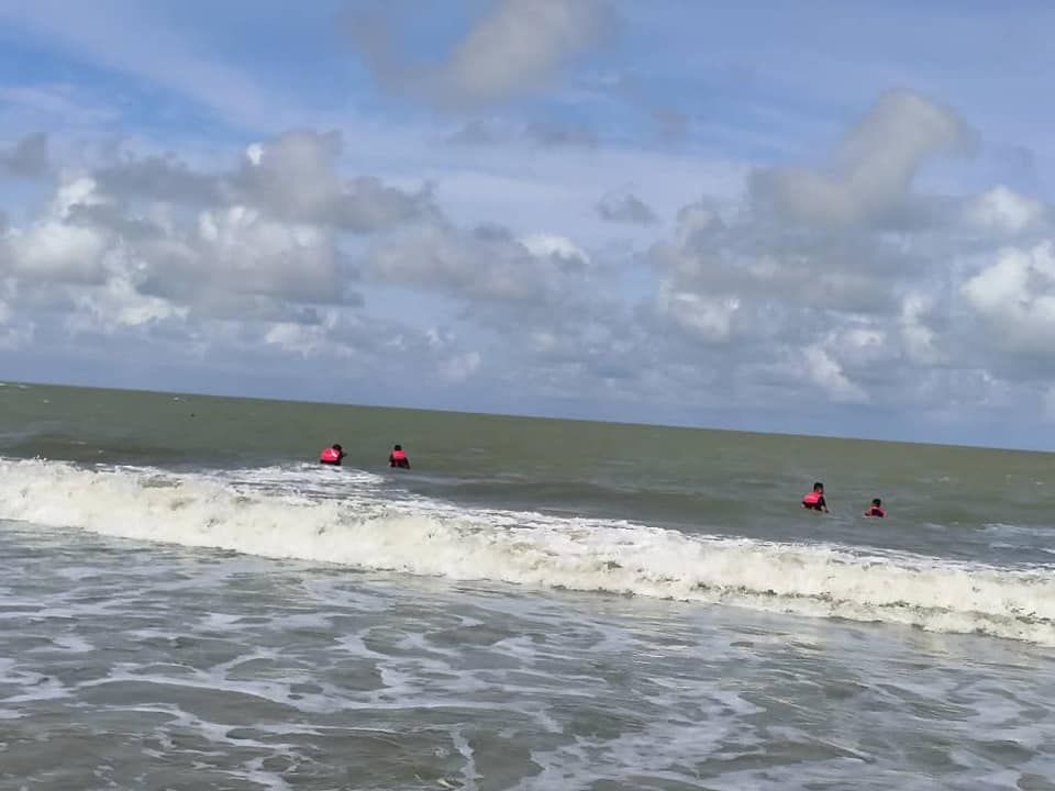 பத்து லாயார் கடற்கரையில் குளிக்கும்போது காணாமல் போன இளைஞர் சடலமாக மீட்பு