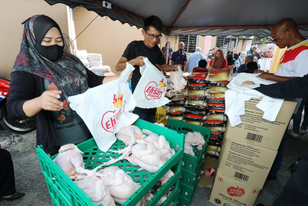 人民市集促销品价廉物美   民众宁排队两次采购省钱