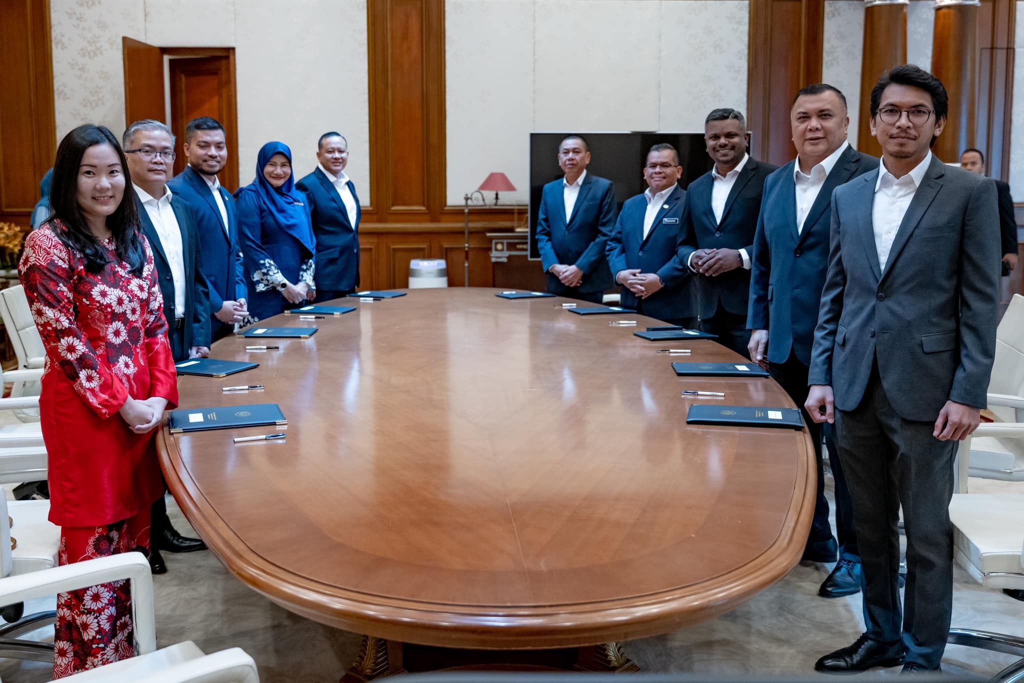 10内阁部长政治秘书宣誓保密