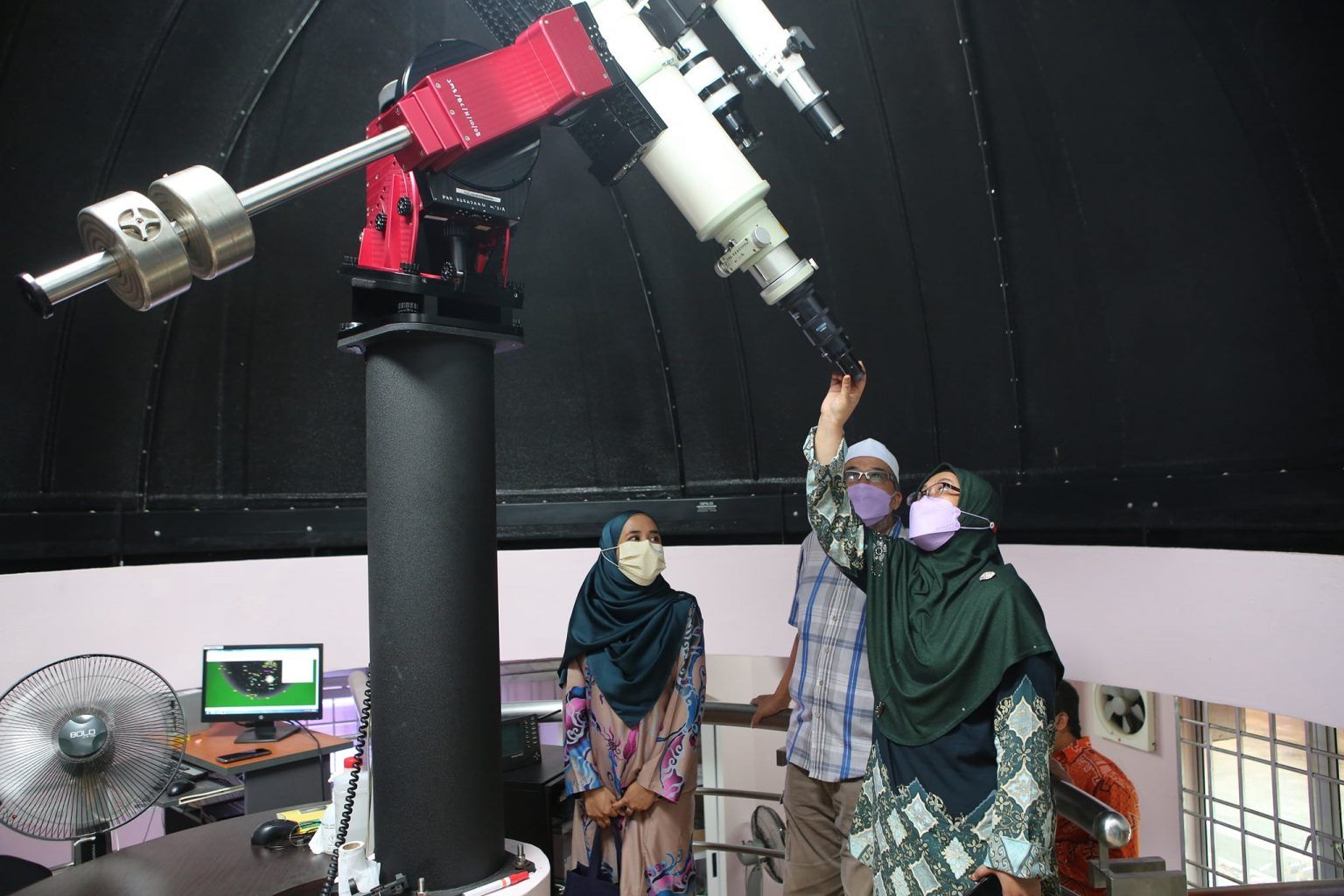 சபாக் பெர்ணமில் தொலைநோக்கி மூலம் வானத்தில் உள்ள பொருட்களின் அழகிய நிகழ்வைப் பார்க்கப் பொதுமக்களுக்கு ஓர் அரிய வாய்ப்பு