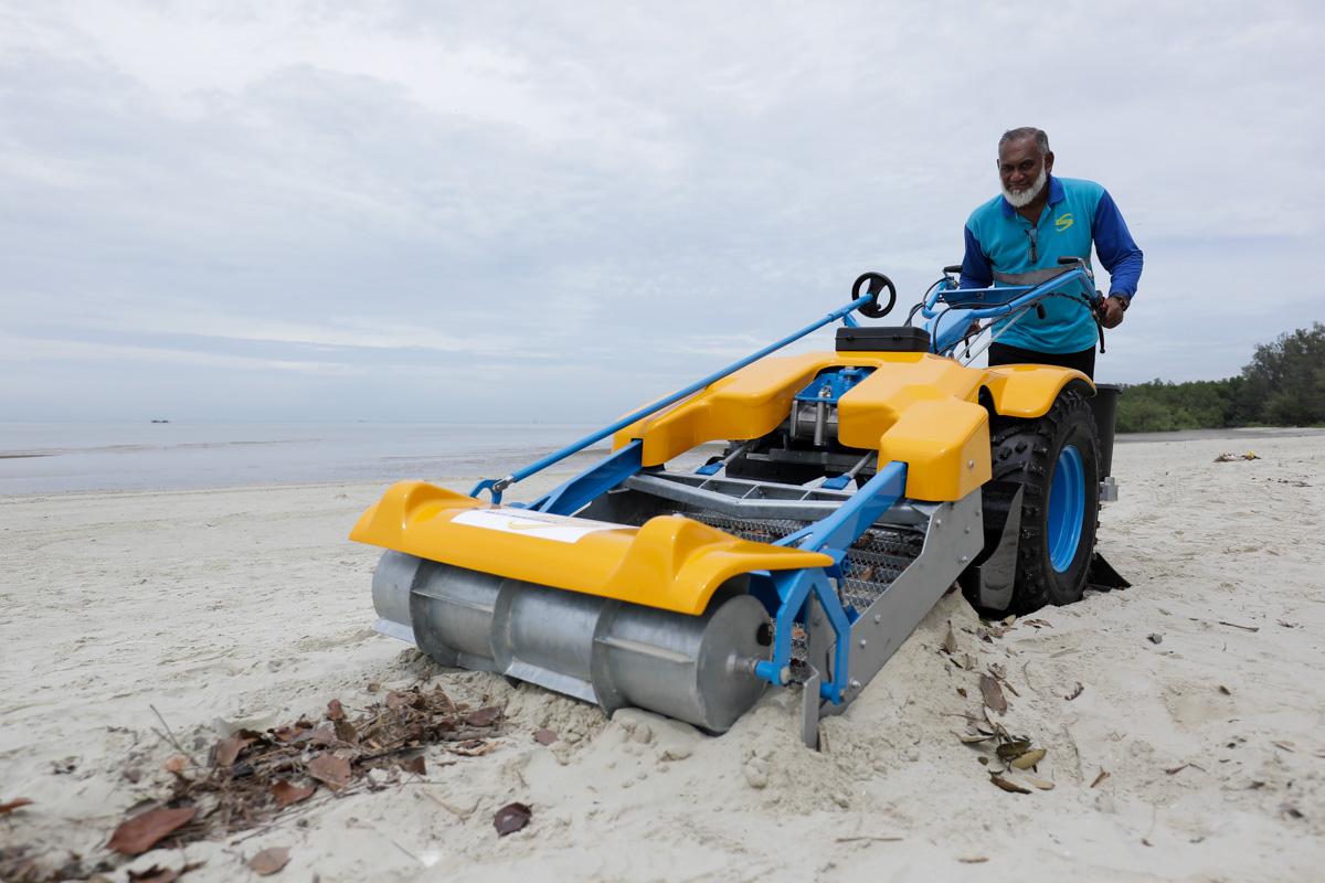 KDEBWM spends RM150,000 for two machines to clean Pantai Morib