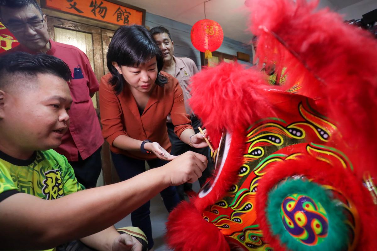 50 penduduk sertai upacara hidupkan singa sempena Tahun Baharu Cina